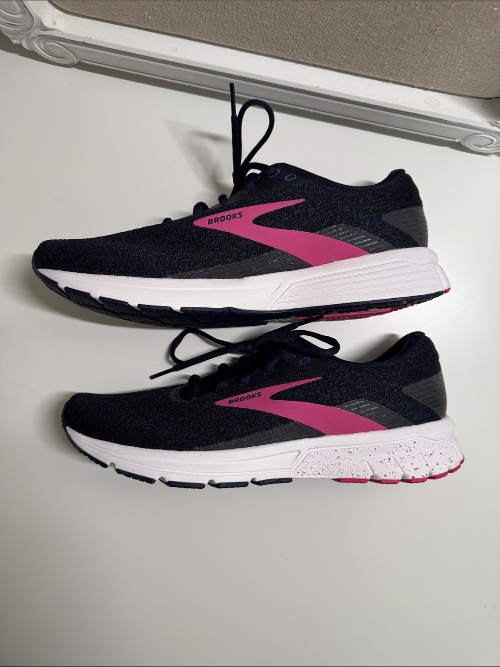 Brooks Signal 3 Size 11 Women’s Navy Running Shoes with Pink Accent